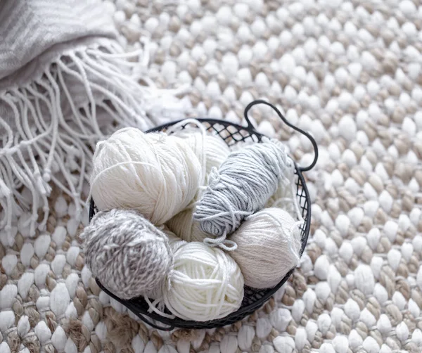 Pastel renkte örmek için farklı iplikler. Hobi ve el işi kavramı. .