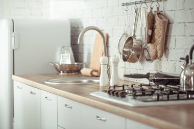 Mutfak aksesuarlarıyla modern İskandinav mutfağı. Parlak beyaz mutfak ve ev eşyaları. .