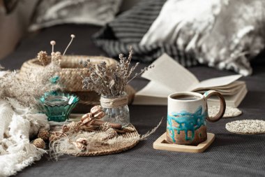 Güzel bir el yapımı seramik kupası olan rahat bir odada hayat. Ev eşyası. İç detay.