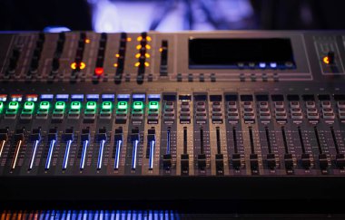 Kayıt stüdyosunda dijital mikser. Sesle çalış. Yaratıcılık ve gösteri dünyası kavramı. Metin için boşluk.