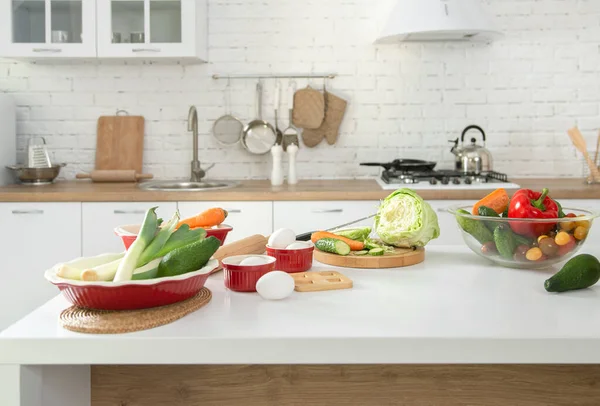 现代时尚厨房内部的蔬菜和水果在桌子上 明亮的白色厨房 有家用物品 健康生活方式的概念 — 图库照片