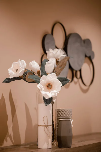 Diseño Interiores Con Jarrón Flores Artificiales Magnolia Mesa Elementos Decoración —  Fotos de Stock