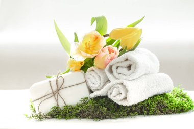 Hafif bir arka plan, güzellik ve sağlık üzerinde taze laleleri olan vücut bakım ürünleriyle bahar spa kompozisyonu .