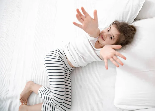 Una Linda Niña Está Durmiendo Una Cama Blanca Concepto Desarrollo — Foto de Stock