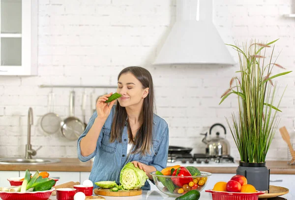 Eine Junge Schöne Frau Bereitet Der Küche Einen Salat Mit — Stockfoto