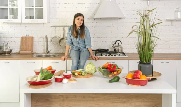 Eine Junge Schöne Frau Sitzt Küchentisch Mit Gemüse Und Obst — Stockfoto