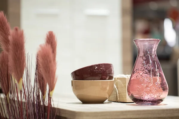 Dekoratív Tárgyak Belső Térben Egy Gyönyörű Váza Asztalon Otthoni Kényelmi — Stock Fotó