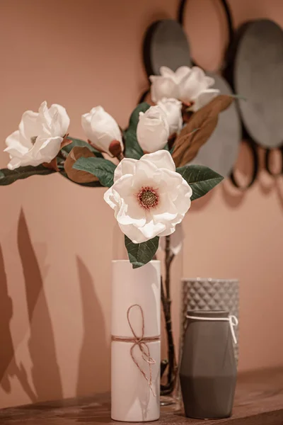 Belső Kialakítás Vázával Mesterséges Magnolia Virágokkal Asztalon Otthoni Dekoráció Kényelem — Stock Fotó