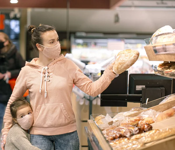Tânără Cumpără Într Supermarket Timpul Unei Epidemii Virus Poartă Mască — Fotografie, imagine de stoc