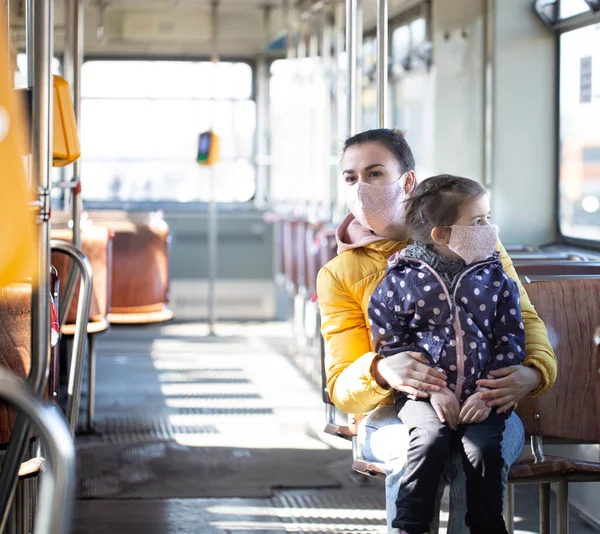 Mamă Copil Într Transport Public Gol Purtând Măști Timpul Unei — Fotografie, imagine de stoc