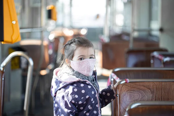 Fetiță Într Transport Public Gol Timpul Pandemiei Coronavirus — Fotografie, imagine de stoc