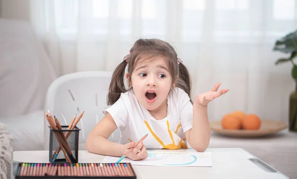 Fille Est Assise Table Fait Ses Devoirs Enfant Apprend Chez — Photo