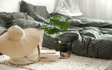 Konforlu bir evde giysi parçaları. Tarz ve konfor kavramları.