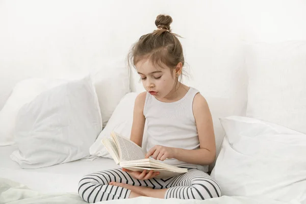 Linda Niña Leyendo Libro Cama Dormitorio Concepto Educación Valores Familiares —  Fotos de Stock