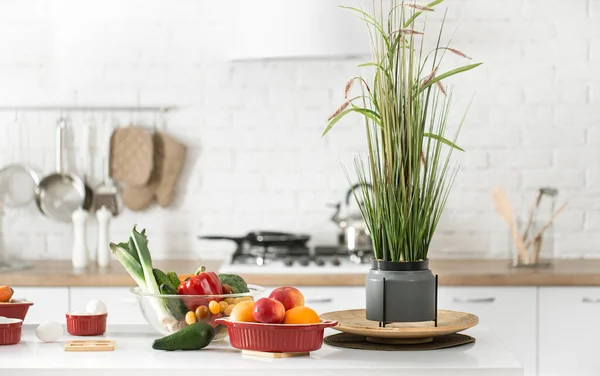 Moderno Elegante Interior Cocina Con Verduras Frutas Mesa Cocina Blanca — Foto de Stock