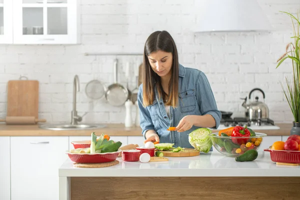 Eine Junge Schöne Frau Bereitet Der Küche Einen Salat Mit — Stockfoto