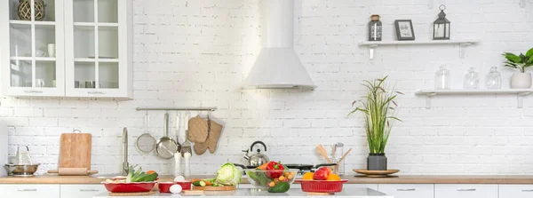 Modern Stílusos Konyha Belseje Zöldségekkel Gyümölcsökkel Asztalon Világos Fehér Konyha — Stock Fotó