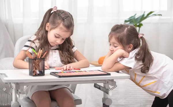 Dzieci Siedzą Przy Stole Odrabiają Lekcje Dziecko Uczy Się Domu — Zdjęcie stockowe