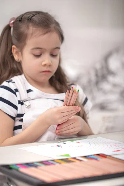 Het Meisje Zit Aan Tafel Doet Huiswerk Het Kind Leert — Stockfoto