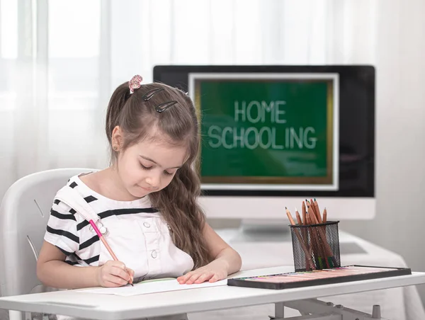 Kız Masada Oturuyor Ödev Yapıyor Çocuk Evde Öğreniyor Evde Eğitim — Stok fotoğraf
