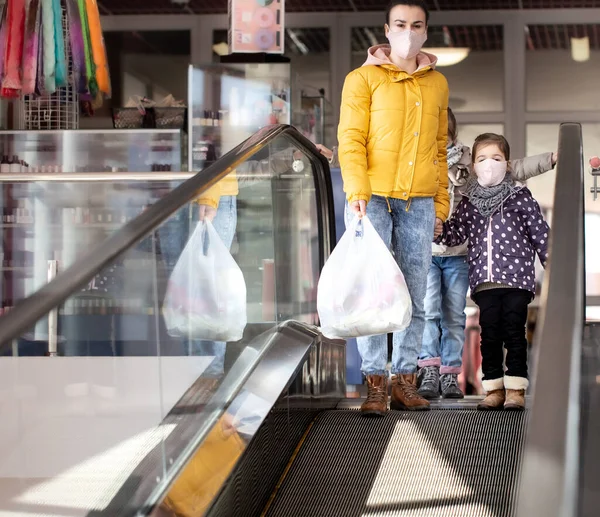 Mama Copiii Fac Cumpărături Magazinul Alimentar Coborâm Scara Rulantă Poartă — Fotografie, imagine de stoc