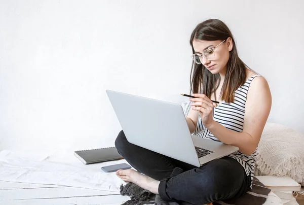Eine Junge Frau Arbeitet Hause Ferngesteuert Computer Freiberufler Und Arbeit — Stockfoto