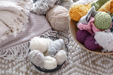 Sepette örgü örmek için çok renkli iplik topları. Hobi ve el sanatları kavramı .