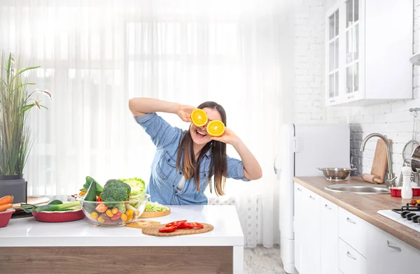 Konzept Für Gesunde Ernährung Junge Schöne Frau Der Küche Mit — Stockfoto