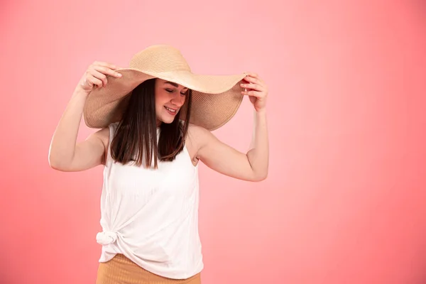 Портрет Молодой Женщины Большой Летней Шляпе Белой Футболке Розовом Фоне — стоковое фото
