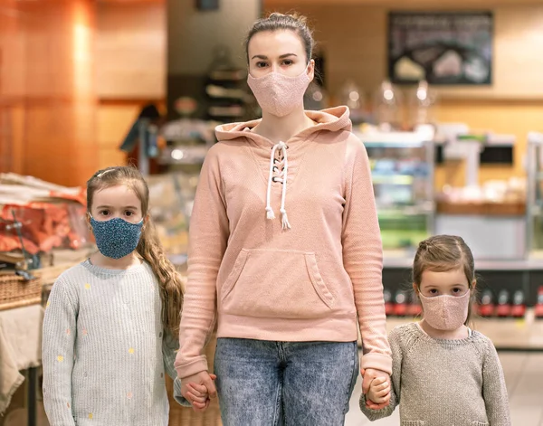 Mama Copiii Fac Cumpărături Magazinul Alimentar Poartă Măști Timpul Carantinei — Fotografie, imagine de stoc