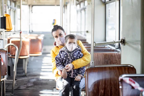 Mamă Copil Într Transport Public Gol Purtând Măști Timpul Unei — Fotografie, imagine de stoc
