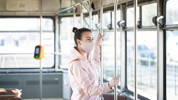 Seorang Wanita Muda Dalam Transportasi Umum Yang Kosong Selama Pandemi — Stok Foto
