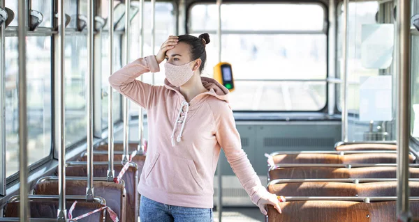 Seorang Wanita Muda Dalam Transportasi Umum Yang Kosong Selama Pandemi — Stok Foto