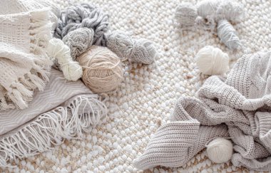 Pastel renkte örmek için farklı iplikler. Hobi ve el işi kavramı. .