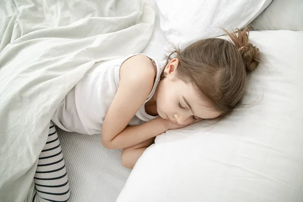 Ein Süßes Kleines Mädchen Schläft Einem Weißen Bett Konzept Der — Stockfoto