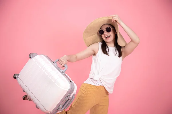 Retrato Uma Jovem Elegante Roupas Verão Chapéu Vime Com Uma — Fotografia de Stock