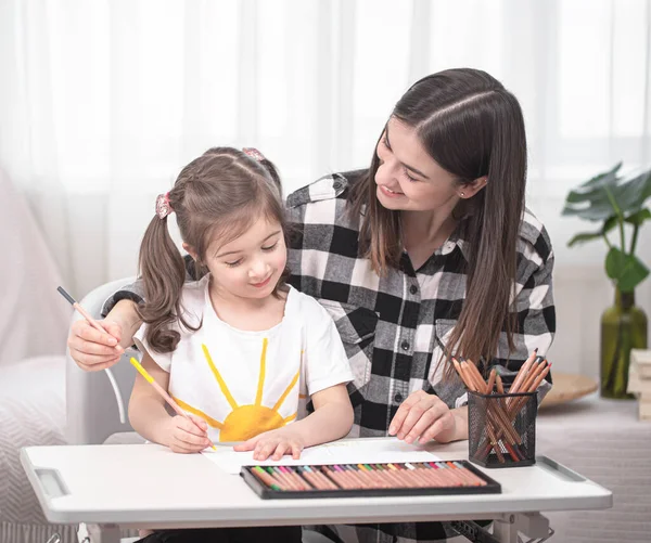 Una Madre Con Hijo Sienta Mesa Hace Los Deberes Niño — Foto de Stock