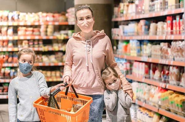 Mamá Los Niños Están Compras Tienda Comestibles Llevan Máscaras Durante — Foto de Stock