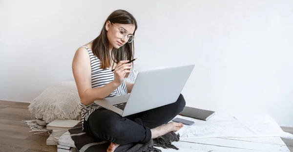 Eine Junge Frau Arbeitet Hause Ferngesteuert Computer Freiberufler Und Arbeit — Stockfoto