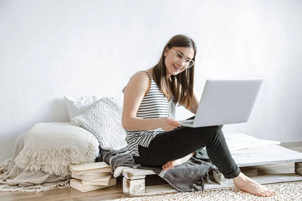 Uma Jovem Trabalha Remotamente Computador Casa Freelancer Trabalho Internet — Fotografia de Stock