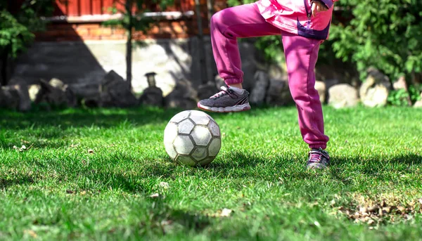 Dzieci Grają Piłkę Trawie Trzymają Nogę Piłce Koncepcja Zespołu Gry — Zdjęcie stockowe