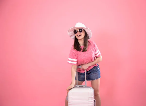 Retrato Uma Mulher Elegante Roupas Verão Moda Chapéu Branco Fundo — Fotografia de Stock