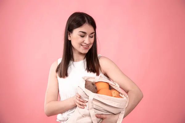 Retrato Uma Jovem Mulher Elegante Com Saco Frutas Ecológicas Fundo — Fotografia de Stock