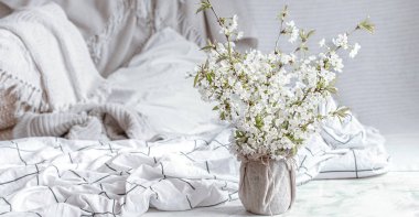 Evde bahar çiçekleriyle dolu bir hayat. Bahar atmosferinin ilk çiçek açması ve evin konforu..