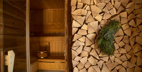 Wnętrze Drewnianej Łaźni Rosyjskiej Tradycyjnymi Przedmiotami Użytku Zdrowy Styl Życia — Zdjęcie stockowe