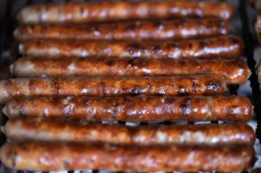 Doğada ev yapımı barbekü. Izgarada et kızartıyoruz. Kapat..