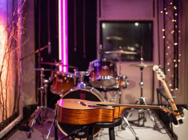 Kayıt stüdyosunun arka planında akustik gitar var. Müzisyenler için prova odası. Müzikal yaratıcılık ve gösteri dünyası kavramı..