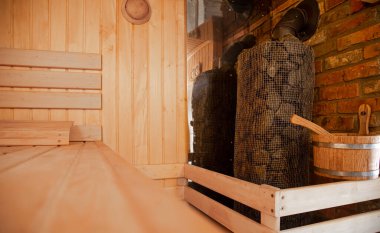Geleneksel kullanım eşyalarıyla dolu ahşap bir Rus hamamının içi. Sağlıklı yaşam tarzı ve spa tedavileri.