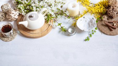 Bahar çiçekli bahar kompozisyonu. Konfor ve bahar kavramı.