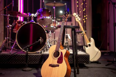 Kayıt stüdyosunun arka planında akustik gitar var. Müzisyenler için prova odası. Müzikal yaratıcılık ve gösteri dünyası kavramı..